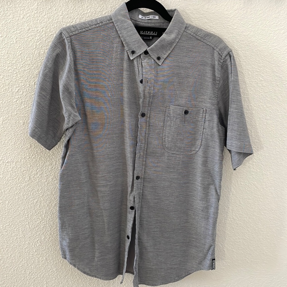 Men’s size small, short sleeve button up shirt